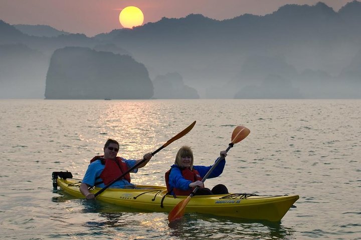 Halong bay luxury cruise 2D/1N: Titop island, Surprise cave, Kayaking, Swimming - Image 3