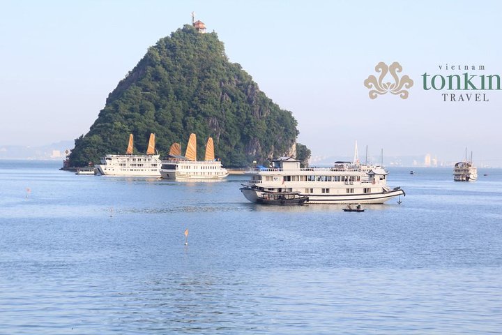 Halong Luxury Cruise 2D/1N: Kayaking, Swimming, Titop island, meals, best prices - Image 2