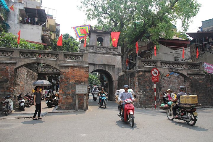 Hanoi City Private Half day tour Sightseeing Train street n food - Image 3