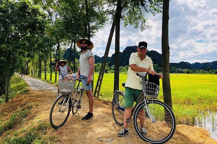 Hoa Lu - Mua Cave - Local Market -Tam Coc - Bich Dong 2days small group tour - Image 3