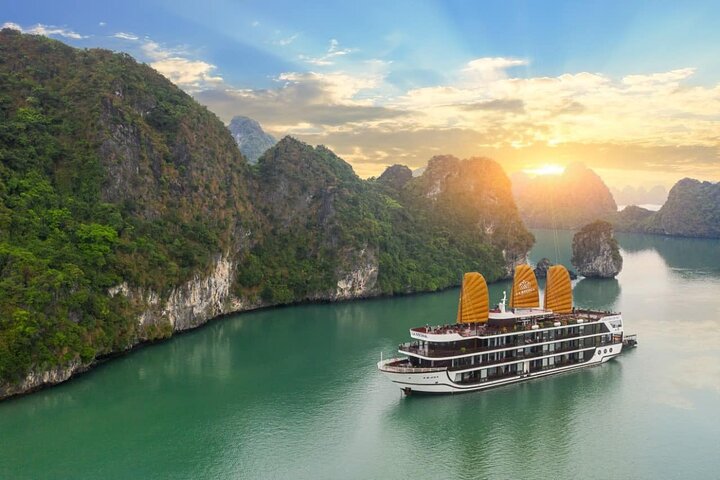 LA REGINA LEGEND Cruise 5* Luxury 3D2N With 2 Ways Transfer  - Image 2