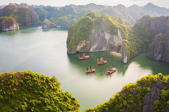 Lan Ha bay deluxe cruise 2D/1N: kayaking & swimming at pristine places & meals - Image 1