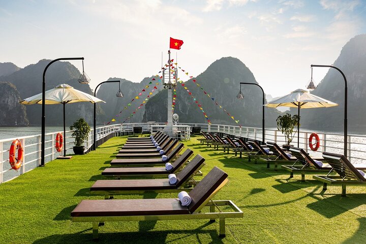 Lan Ha bay luxury cruise 2D/1N: Kayaking, jumping & Swimming at pristine places - Image 5