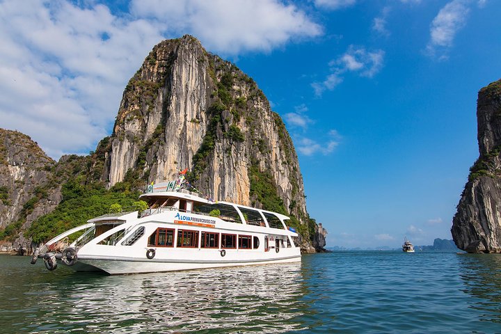 Luxury Halong Bay 1 Day on Cruises From Hanoi with Bus & Lunch - Image 2