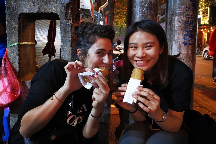 Private Hanoi Food Walking and Cyclo Tour and Water Puppet Show - Image 4