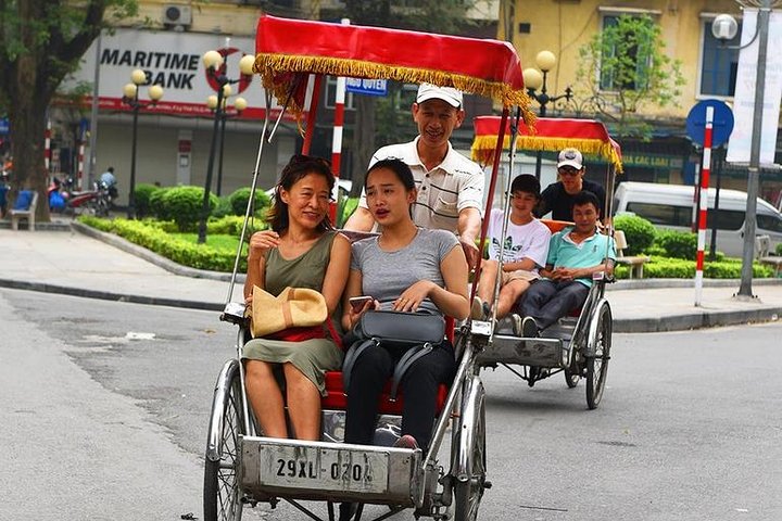 Private Hanoi Food Walking and Cyclo Tour and Water Puppet Show - Image 5
