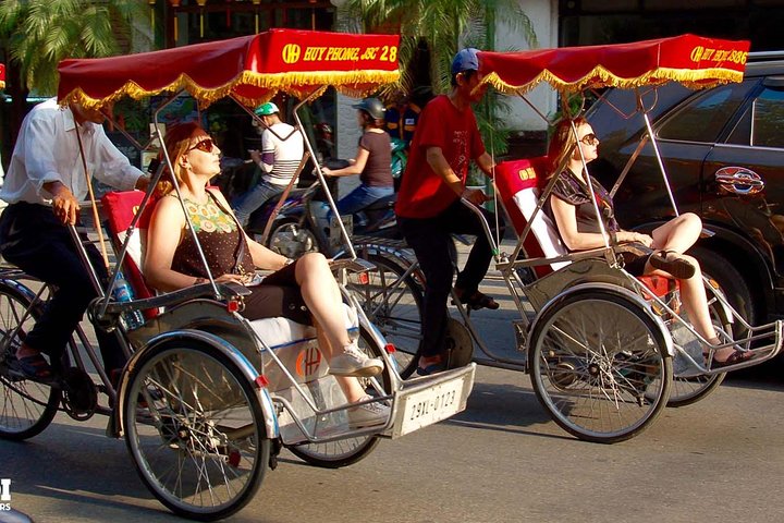 Private Hanoi walking food tour with cyclo - Image 2