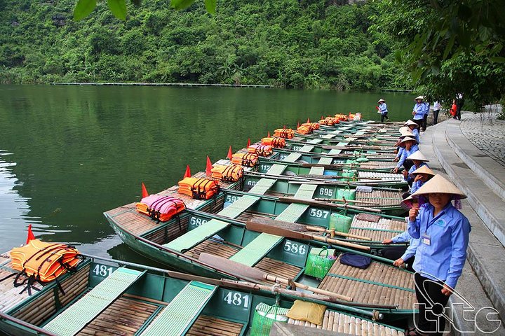 Trang An and Bai Dinh from Hanoi One Day Tour - Image 4