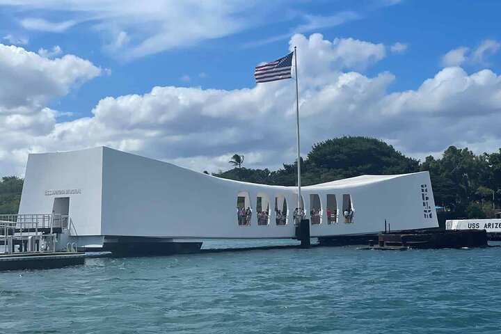 Deluxe Pearl Harbor USS Arizona Memorial and Honolulu City Tour - Image 1