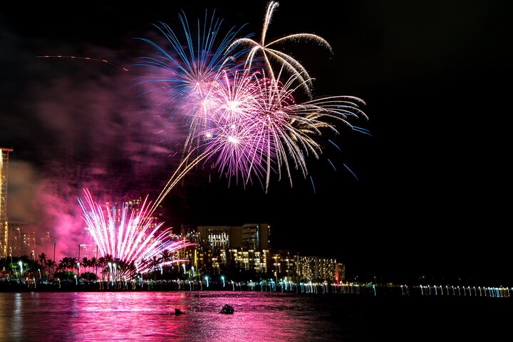 Waikiki Friday Firework Tour in Catamaran [Blue Ocean Snorkeling] - Image 3