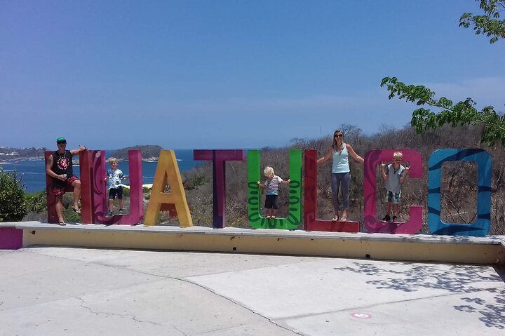 The bays of Huatulco and it's beautiful surroundings areas. - Image 2