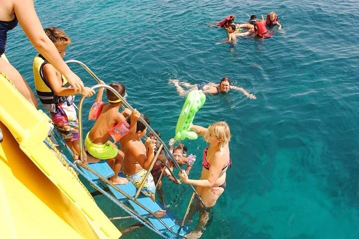 Explore Hurghada: Sea World Boat and Paradise Island Adventure - Image 3