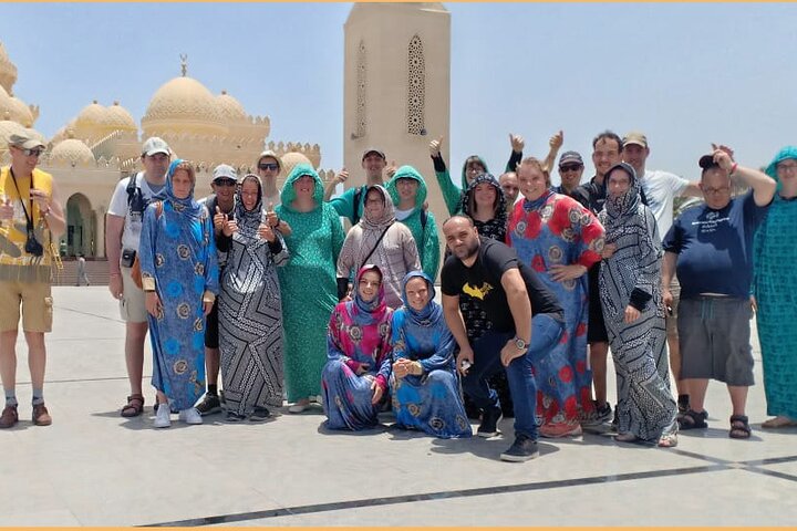 Private city tour with dinner and oriental show - Image 1