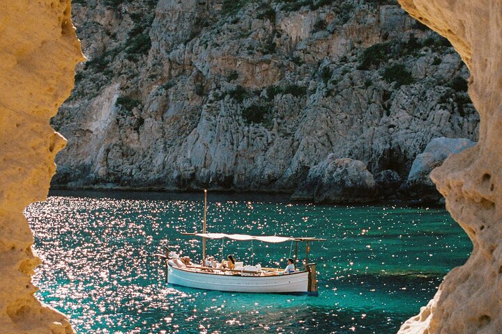 Private 2-Hour Sunset Tour of Cala Conta with Cava - Image 1
