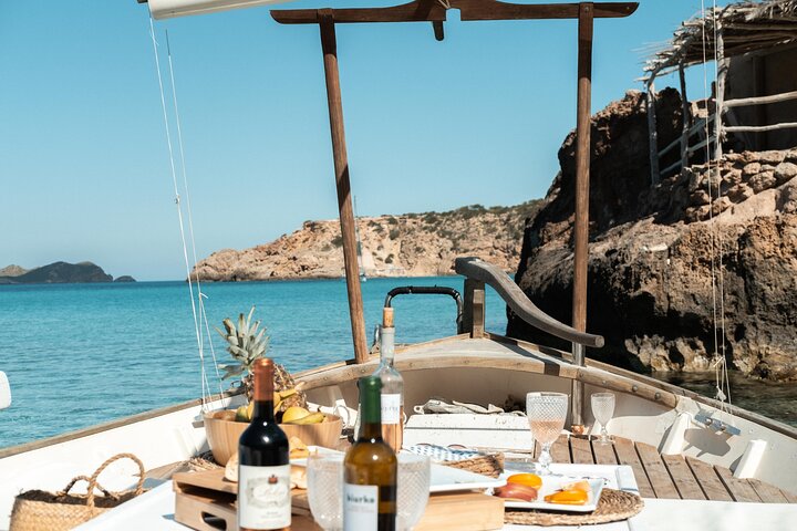 Private 2-Hour Sunset Tour of Cala Conta with Cava - Image 4