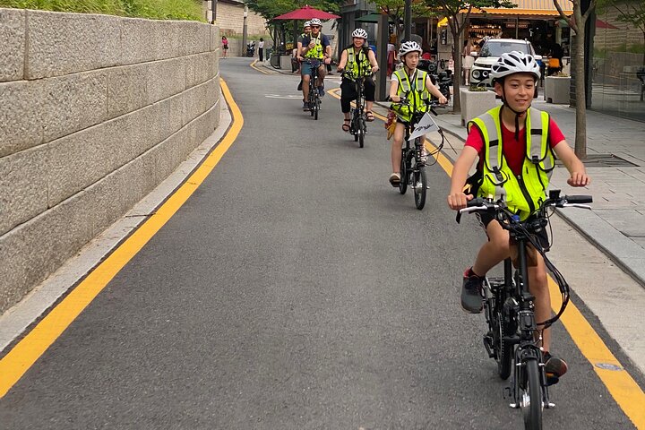 Market Food Tour & Evening E-bike Ride in Seoul - Image 1