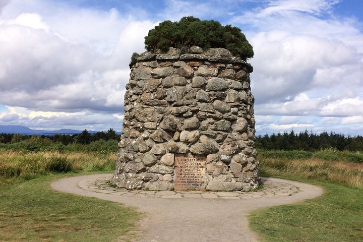 Loch-Ness, Urquhart Castle & Culloden Battlefield - Image 1