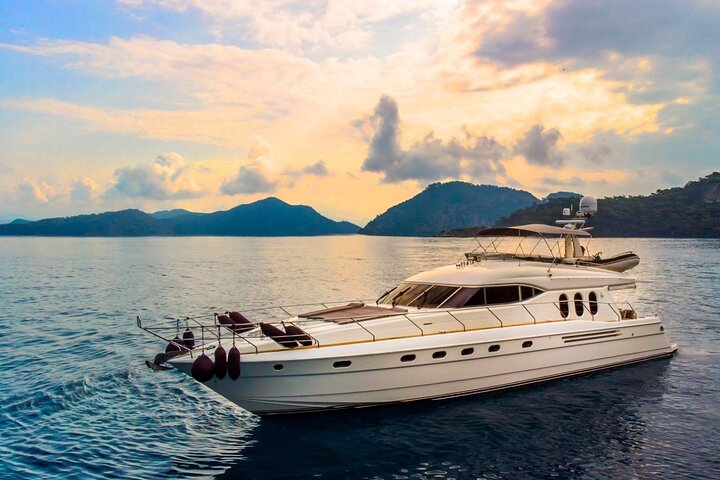 24-Hour in Luxury Yacht in Istanbul with Room - Image 1