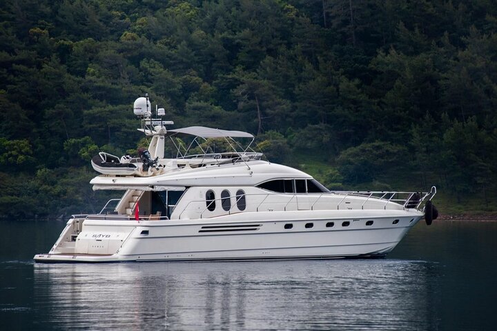 24-Hour in Luxury Yacht in Istanbul with Room - Image 2