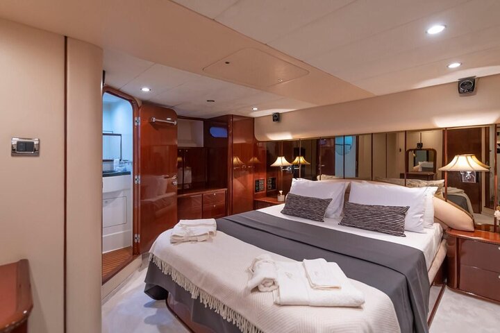 24-Hour in Luxury Yacht in Istanbul with Room - Image 4