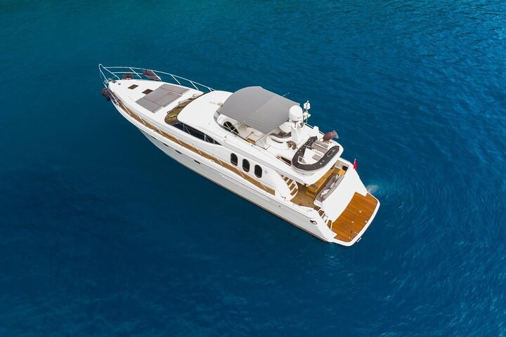 24-Hour in Luxury Yacht in Istanbul with Room - Image 3