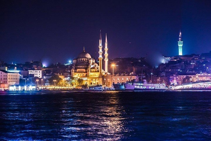 All Inclusive Moonlight Dinner Cruise on The Bosphorus - Image 5