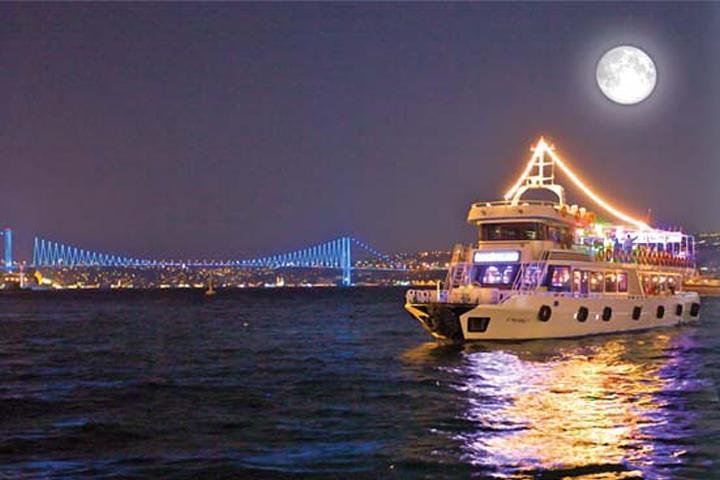 All Inclusive Moonlight Dinner Cruise on The Bosphorus - Image 3