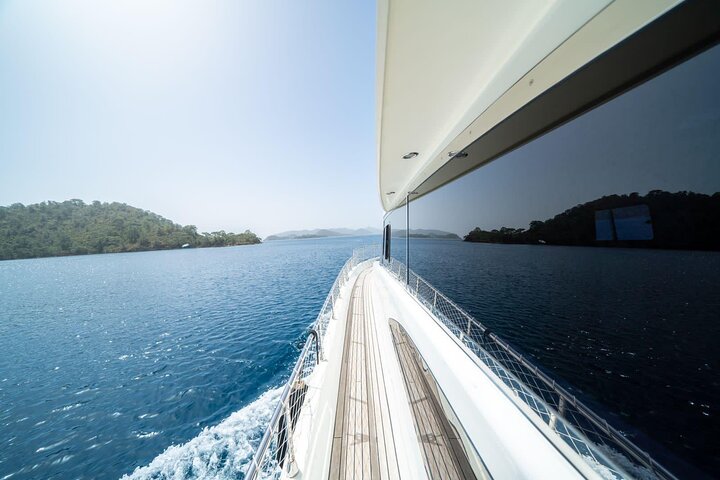 Istanbul: Sunset or Daytime Yacht Tour with AudioGuide & Snacks - Image 4