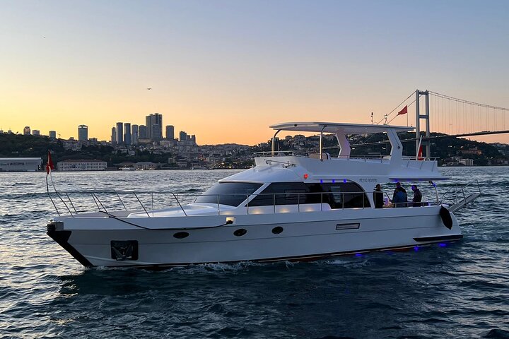 Istanbul: Sunset or Daytime Yacht Tour with AudioGuide & Snacks - Image 2