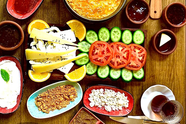 Private and guided VEGETARIAN / VEGAN tour of Istanbul - Image 1