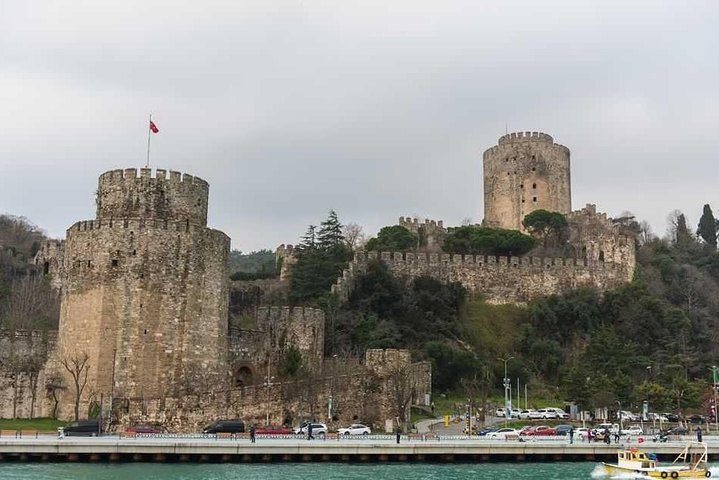 Visit 2 Continents on a Bosphorus Cruise Full-Day Istanbul Tour with Lunch - Image 2