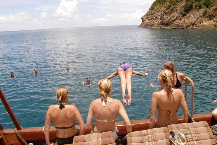 Full Day Chantara Pirate Junk Boat Koh Phangan Cruise with Sunset - Image 4