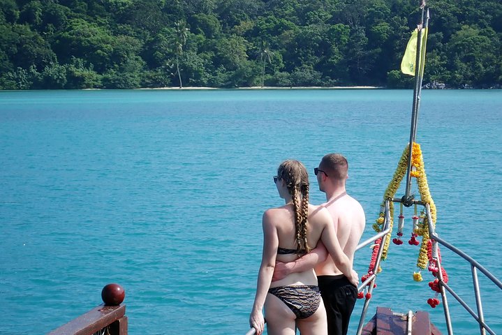 Private Full-Day Blue Dragon Yacht for Snorkeling Koh Tan & Visit Pink Dolphin - Image 4
