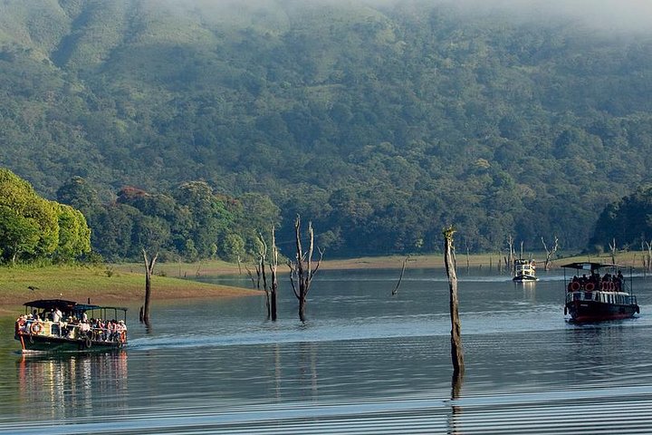 5 Days Kerala Tour Package - Private Tour with Exclusive Houseboat Stay - Image 1