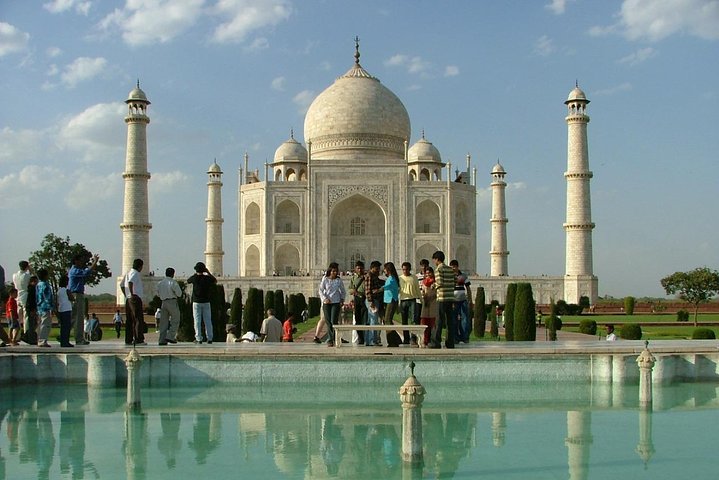 Taj Mahal Sunrise and Agra overnight Tour from Kochi with Flights - Image 1
