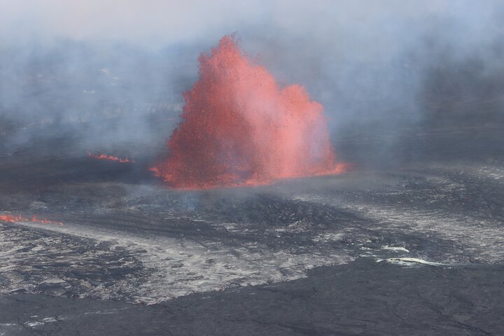 Black sand beach, Winery (or coffee) and Volcanoes National Park - Image 2