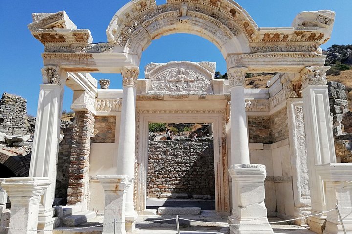 ALL INCLUSIVE Private Guided Tour For Your Family Lunch & Entrances are INCLUDED - Image 2