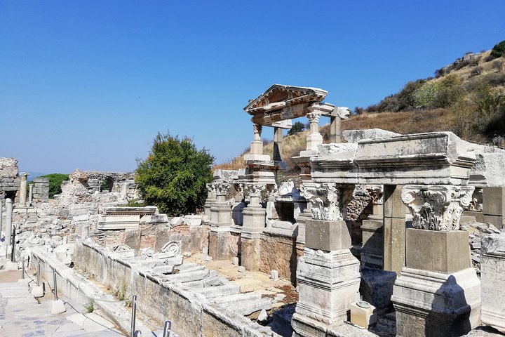 SKIP THE LINE : Private Tour of Ephesus with Traditional lunch - Image 5