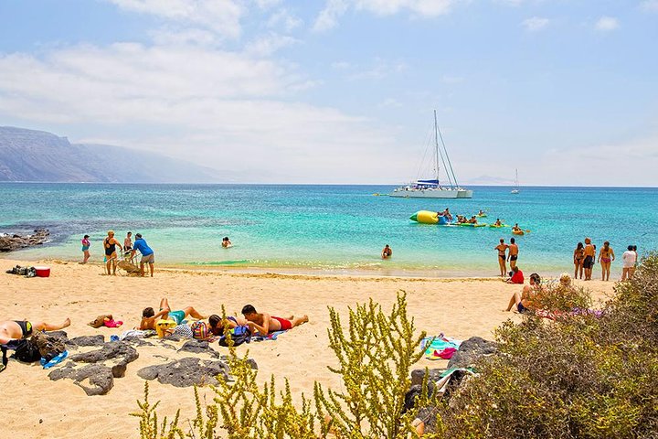 Lanzarote: La Graciosa island cruise with lunch and water activities - Image 2