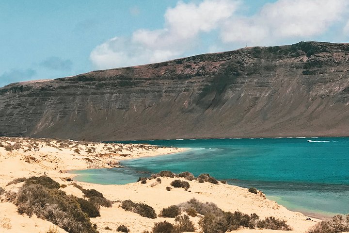 Lanzarote: La Graciosa island cruise with lunch and water activities - Image 4