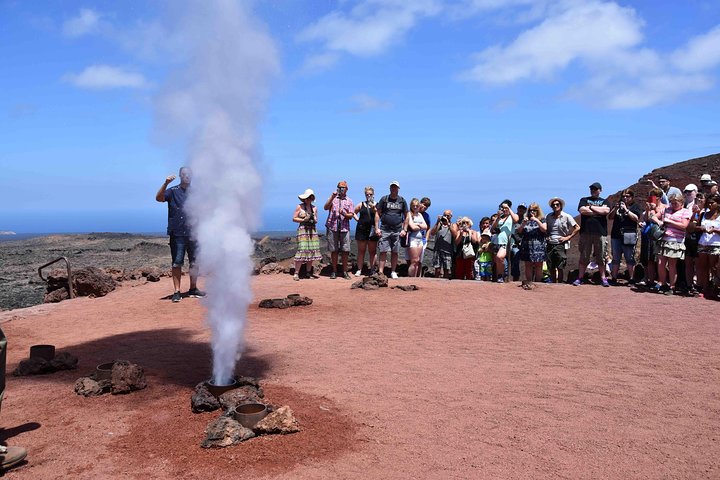 Premium Tour Timanfaya National Park and Cueva de Los Verdes - Image 2