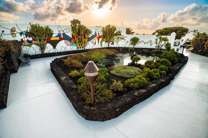 Tour to César Manrique Foundation, Cactus Garden and Teguise for cruise passengers - Image 1