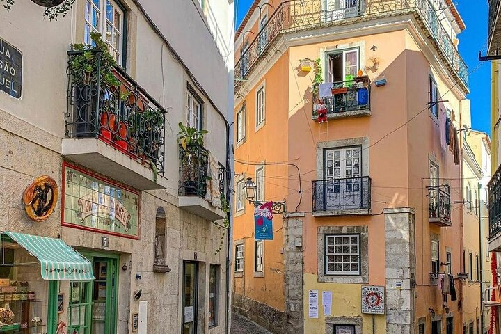 4-Hours Private Tuk Tuk Tour Discovering Lisbon - Image 5