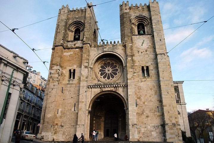 Discover the charm of the Historic Part of Lisbon aboard the Pink Tuk - Image 1