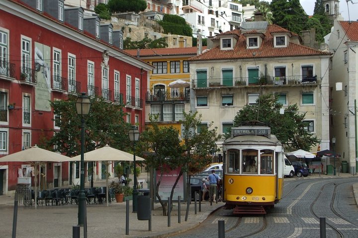 Discover the charm of the Historic Part of Lisbon aboard the Pink Tuk - Image 2