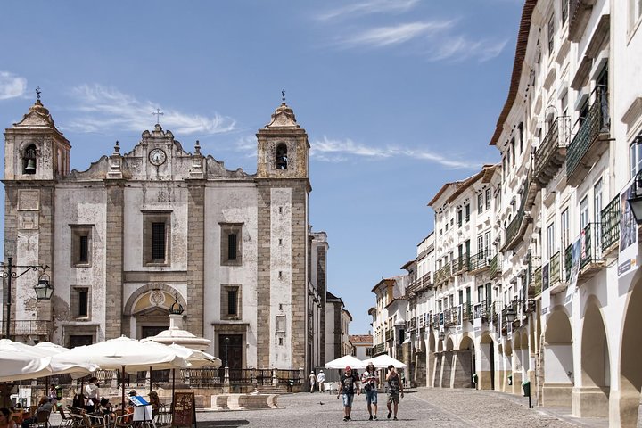 Évora and Reguengos de Monsaraz Private Tour - Image 2