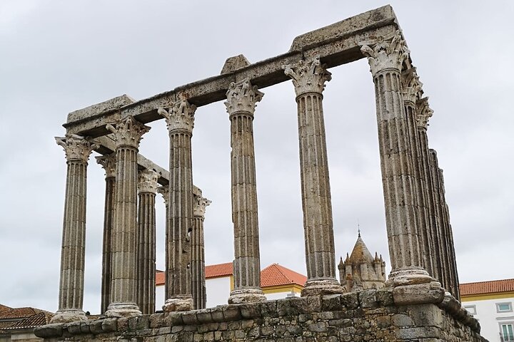 Évora and Reguengos de Monsaraz Private Tour - Image 1