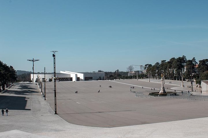 Faith and Heritage: Fátima, Batalha, Nazaré, and Óbidos Group Tour from Lisbon - Image 4