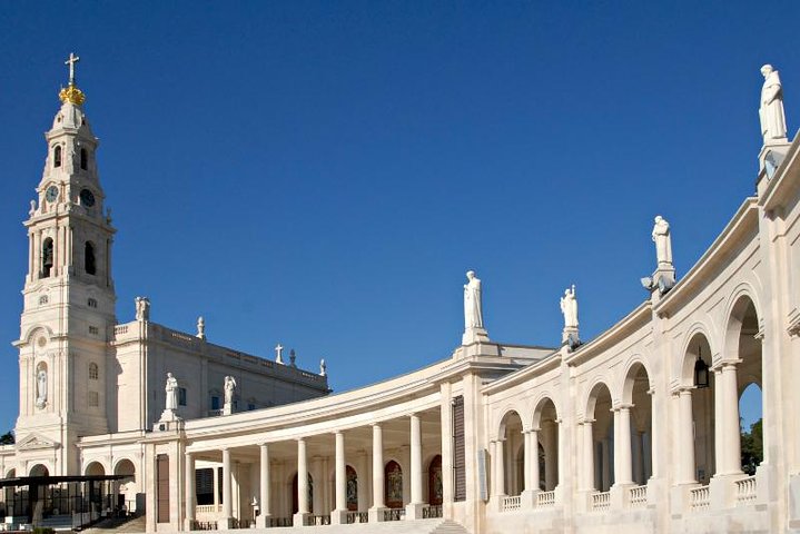 Faith and Heritage: Fátima, Batalha, Nazaré, and Óbidos Group Tour from Lisbon - Image 5