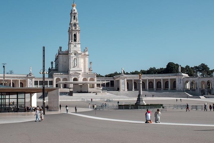 Faith and Heritage: Fátima, Batalha, Nazaré, and Óbidos Group Tour from Lisbon - Image 2
